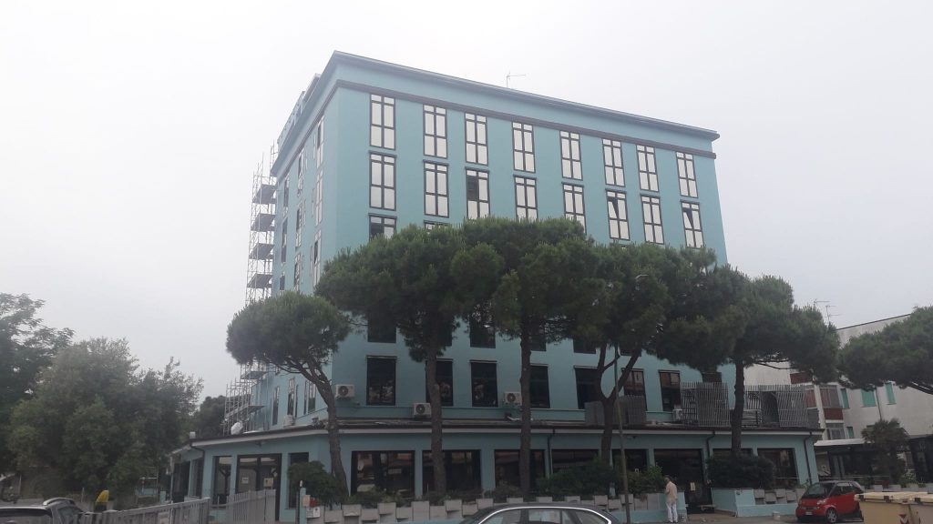 Realizzazione rasatura con colore opere di impermeabilizzazioni e carpenteria metallica